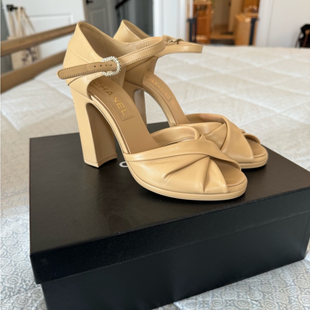 CHANEL beige leather pearl CC logo heels